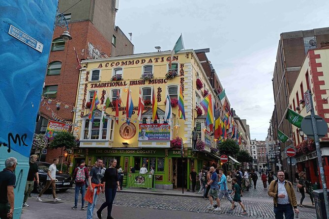 A Self-Guided Audio Tour of Dublin's Temple Bar - Starting at College Green beside Trinity College