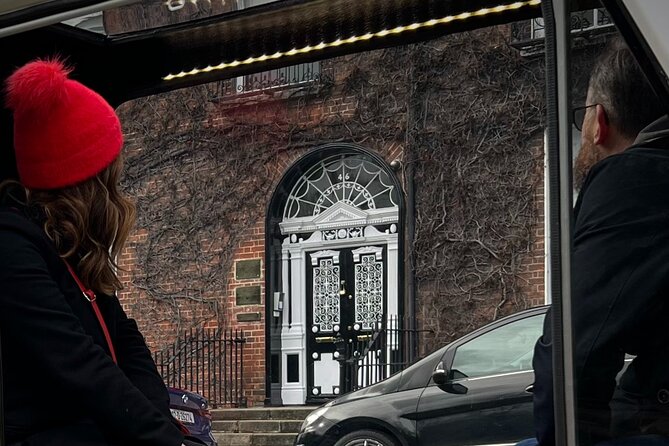 A Unique and Fun 1 Hour city tour of Dublin - Starting at College Green and Trinity College