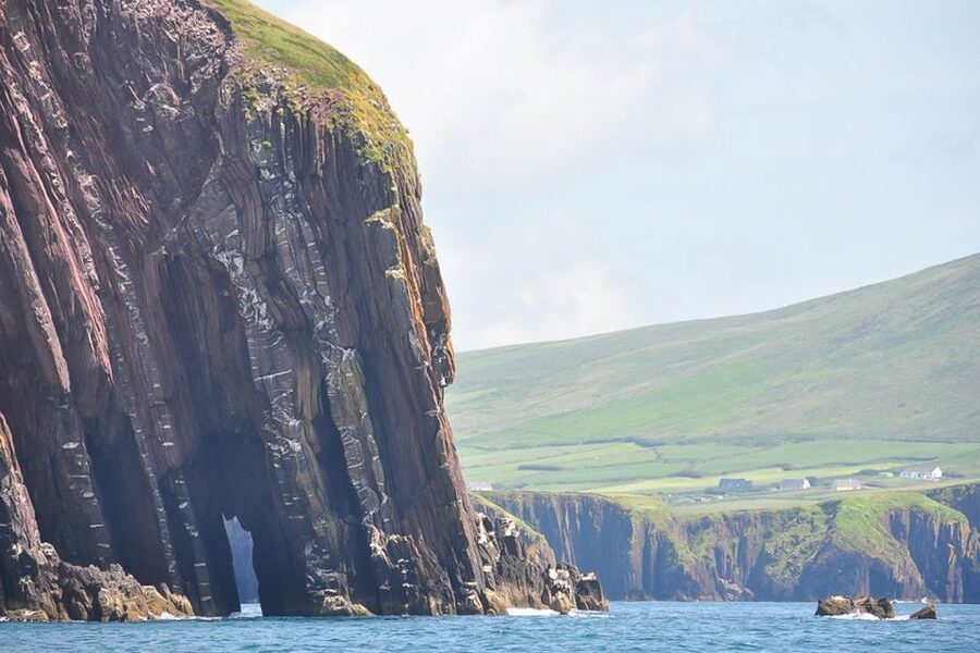 Best of Ireland 6-Day Backpackers Economy Tour - Guides, group size, and the social side