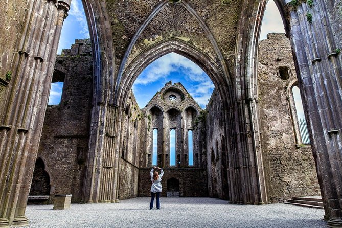 Blarney, Rock of Cashel & Cahir Castles Day Tour From Dublin - Cahir Castle and its powerful defenses