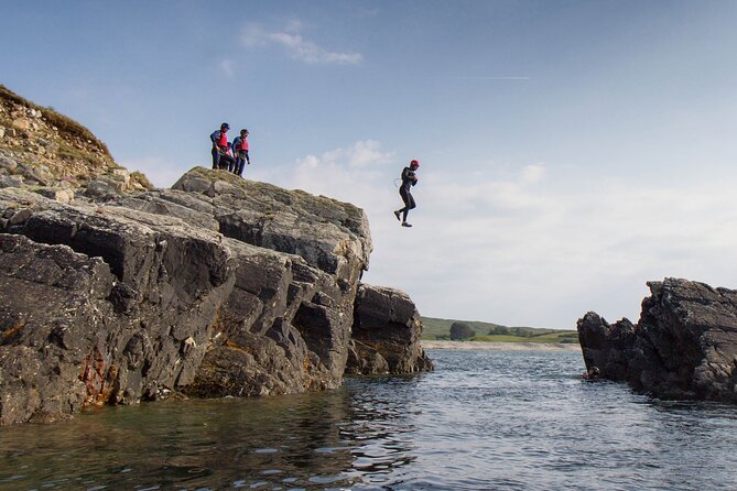 Coasteering on Irelands Wild Atlantic Way - Climbing and cliff jumping for different comfort levels