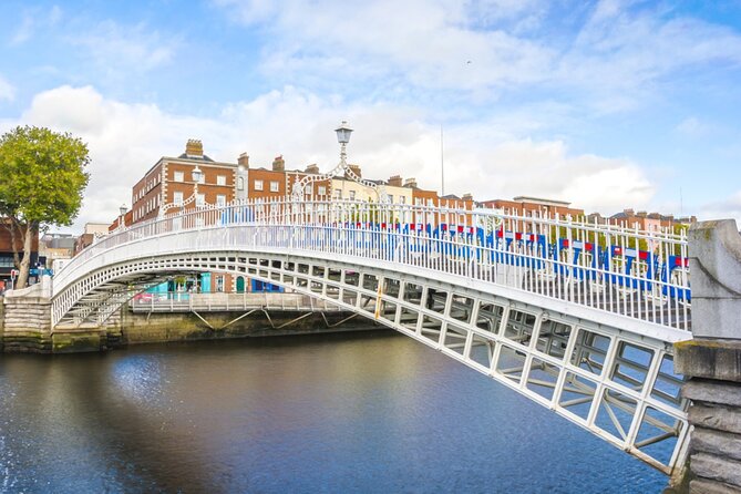 Cupid’s Trail: Romantic Puzzle Quest in Dublin - Temple Bar brings noise and atmosphere