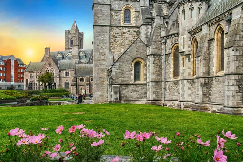 Dublin: Book of Kells, Dublin Castle and Christ Church Tour - Temple Bar and the River Liffey