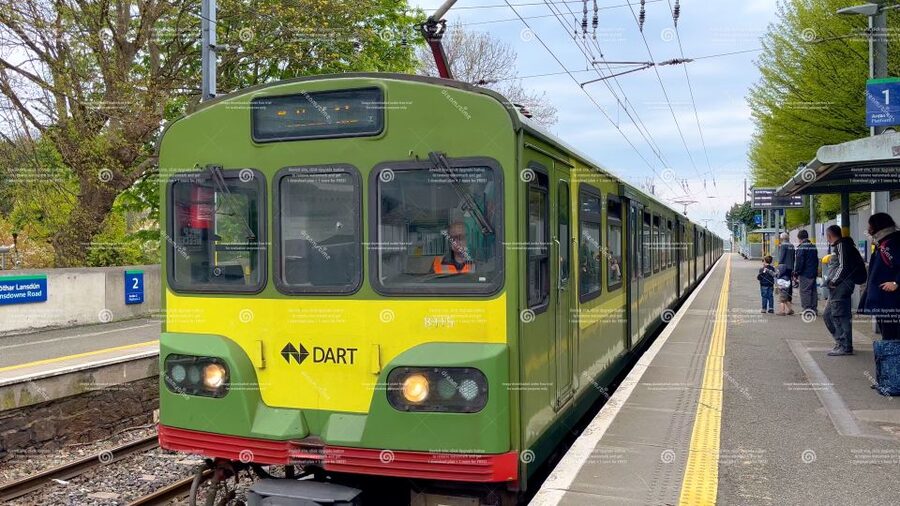 Dublin: Cruise Excursion Hop-On Hop-Off Tour & Rail Ticket - Dublin Castle, Temple Bar, and the cathedral stops