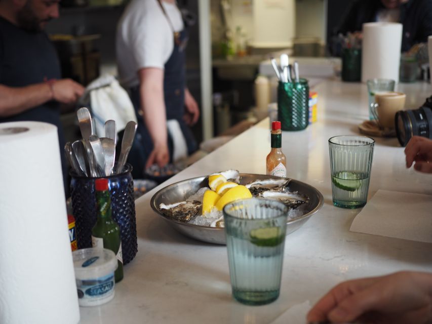 Dublin: Delicious Walking Food Tour - History that connects the stops