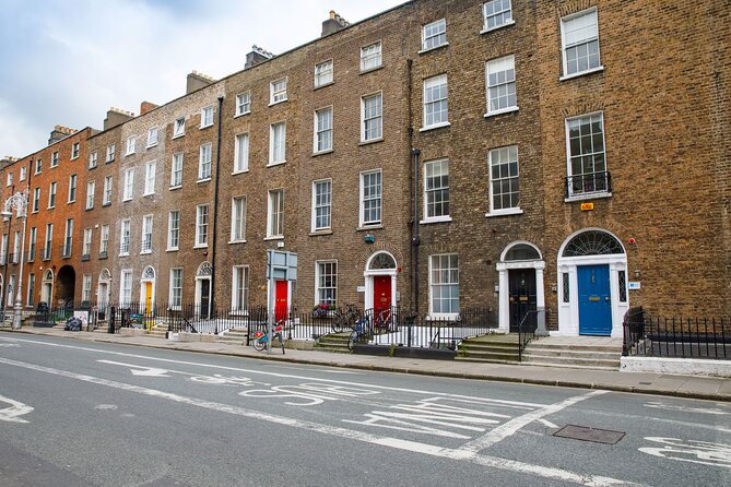 Dublin Georgian Quarter Walking Tour in Spanish - Merrion Square and the doors that define the district