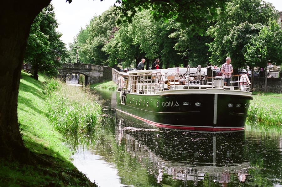 Dublin: Grand Canal Cruise with Dinner - Dinner, service, and the mood on board