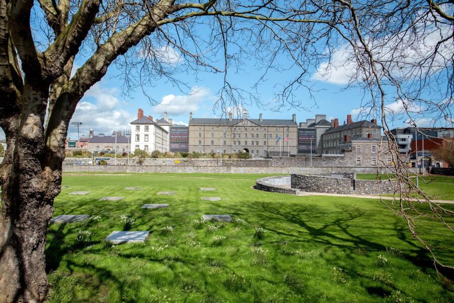 Dublin: Hop-on Hop-off Bus Tour - Trinity College, the Book of Kells, and Grafton Street