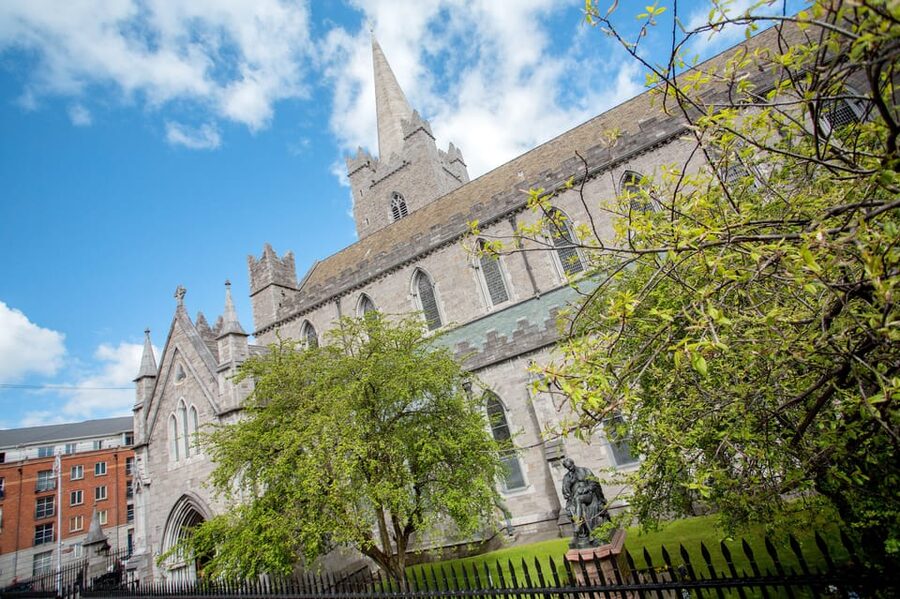 Dublin: Hop-on Hop-off Tour with Live German Commentary - Who should book this Dublin tour?