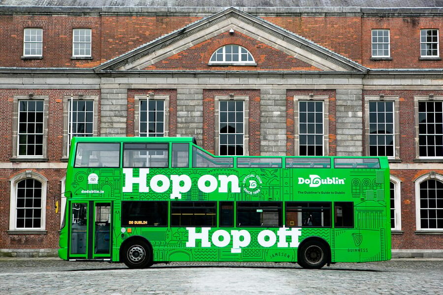 Dublin: Hop-on Hop-off Tour with Live German Commentary - College Green, Temple Bar, and Dublin Castle