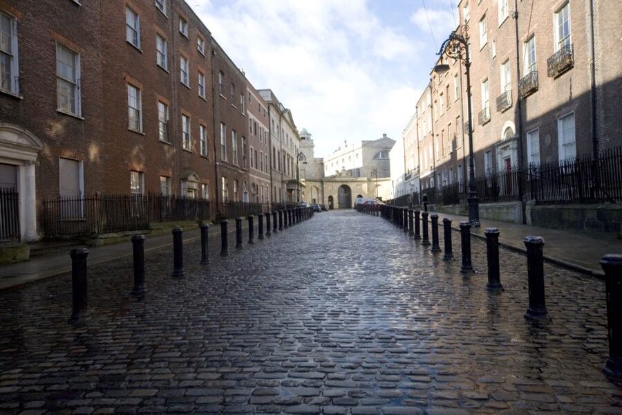 Dublin: Private Tour of City Monuments in Spanish - Ha’penny Bridge and the River Liffey