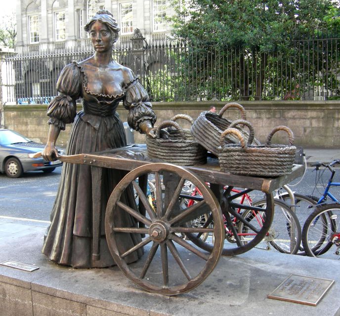 Dublin: Private Tour of City Monuments in Spanish - The Clarence Hotel and the texture of central Dublin