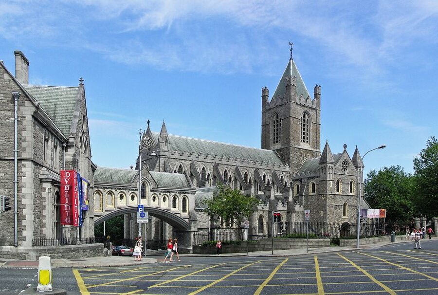 Dublin: Private Tour of City Monuments in Spanish - St. Audoen’s Park and the medieval core