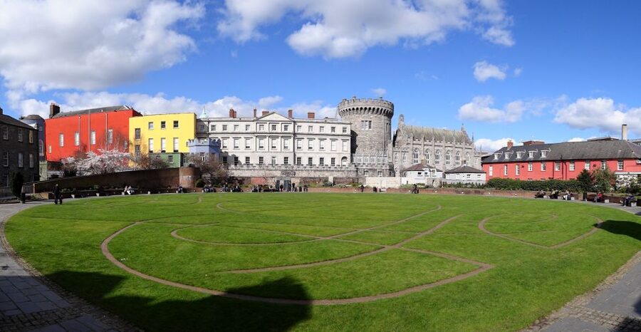 Dublin: Private Tour of City Monuments in Spanish - Temple Bar beyond the pub signs