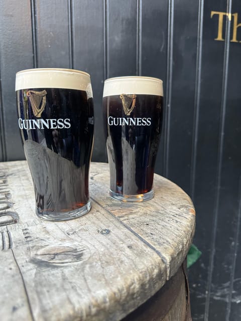 Dublin: Pub Tour. Pour The Perfect Guinness, Whiskey & Music - Walking through Temple Bar with a local guide
