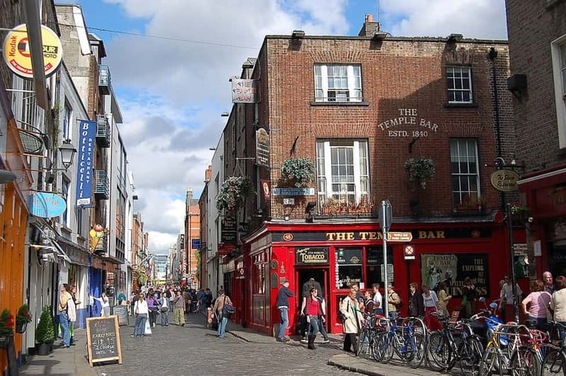 Dublin: Sightseeing Walking Tour in German - Trinity College and the former Parliament House