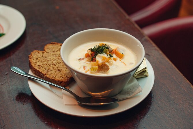 Dublin Traditional Irish 3 Course Meal Walking Tour with Local - Guides make or break the evening