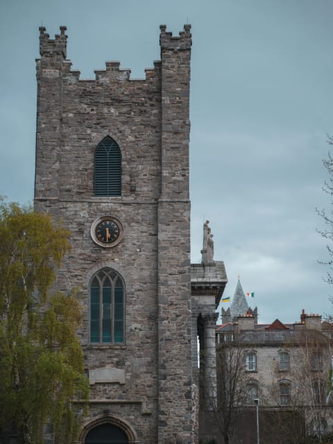 Dublin walking tour: ghosts & haunted places - Four Courts and Dublin Castle