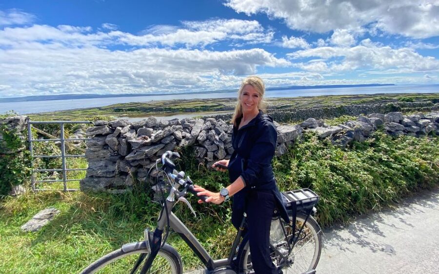 From Doolin: Day Trip to Inisheer with Bike or Bus Tour - Shipwrecks, sunken graves, and island stories