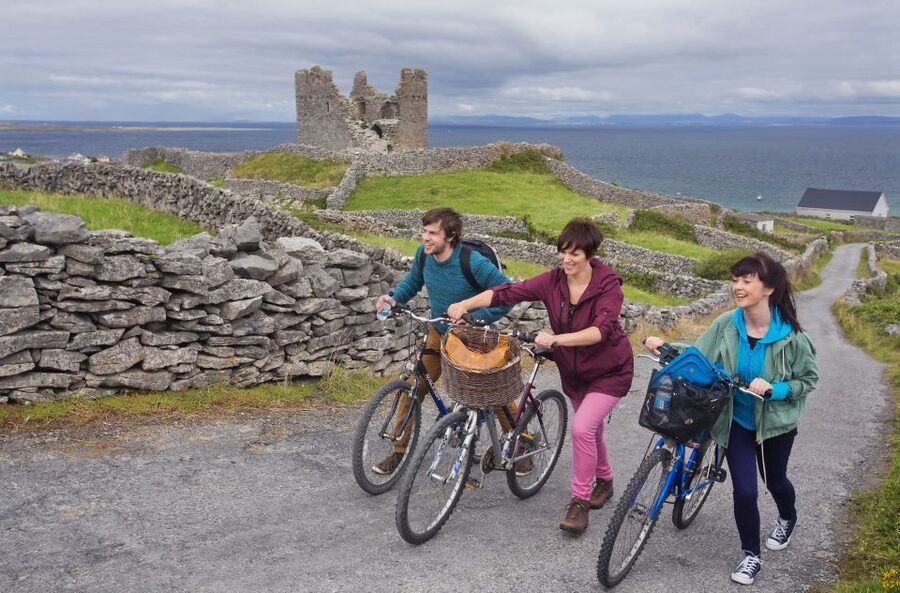 From Doolin: Day Trip to Inisheer with Bike or Bus Tour - Tea, coffee, and scones at a reserved cafe