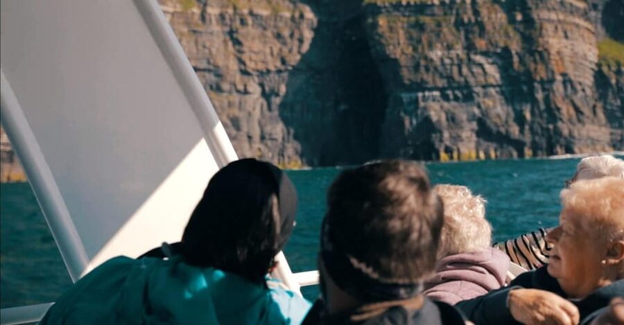 From Dublin: Galway + Cliffs of Moher Boat Cruise in Spanish - Galway in 2.5 hours