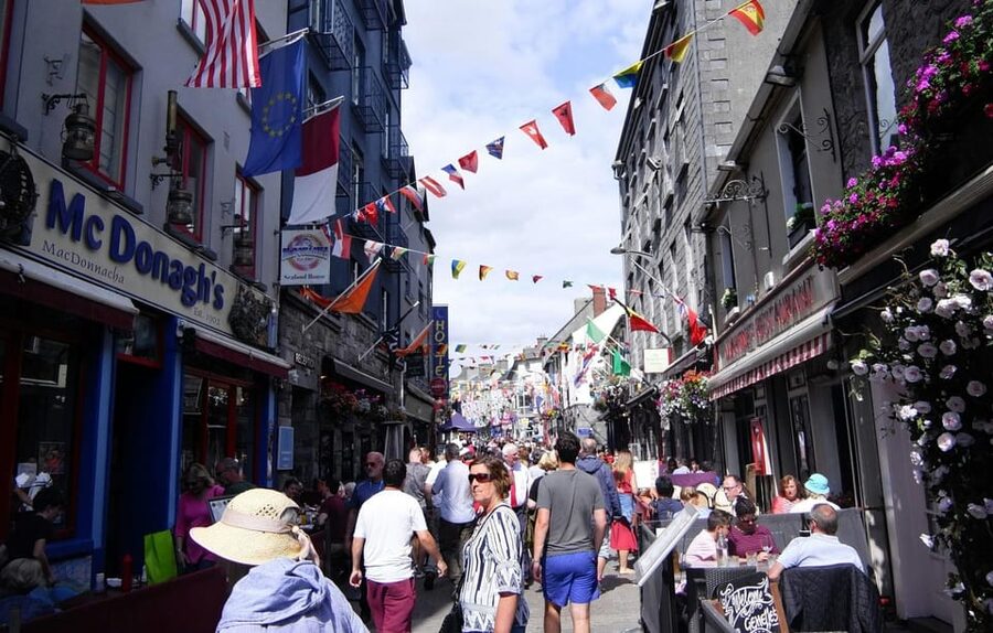 From Dublin: Galway + Cliffs of Moher Boat Cruise in Spanish - The return journey through County Clare