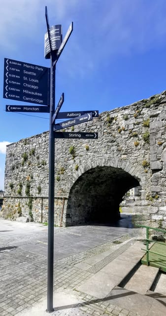 Galway City: Evening Guided Walking Tour of Galway City - Taibhdhearc na Gaillimhe and Charlie Byrne’s Bookshop