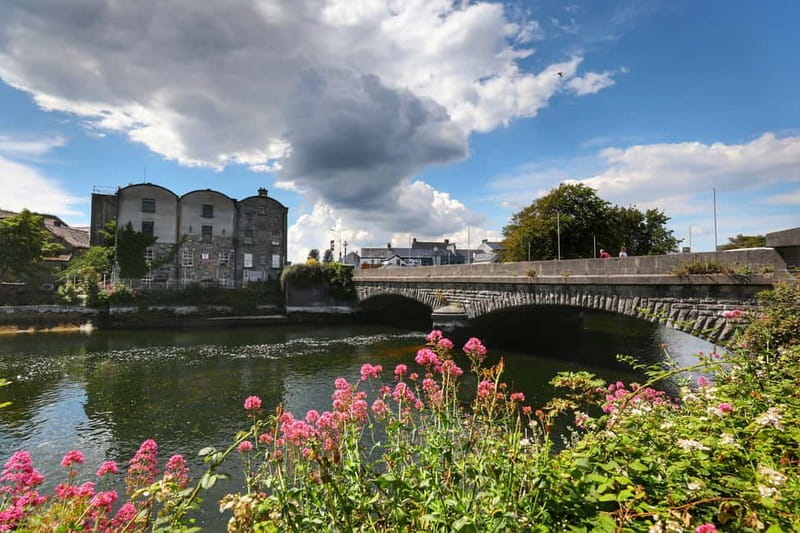 Galway City Walk: Rougues, Rebels and Rakes - Lynch Memorial and the power of Galway families