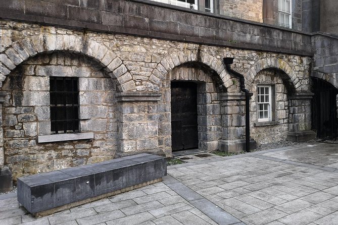 Guided tour of Kilkenny in French with an Irish guide - Rothe House and merchant Kilkenny
