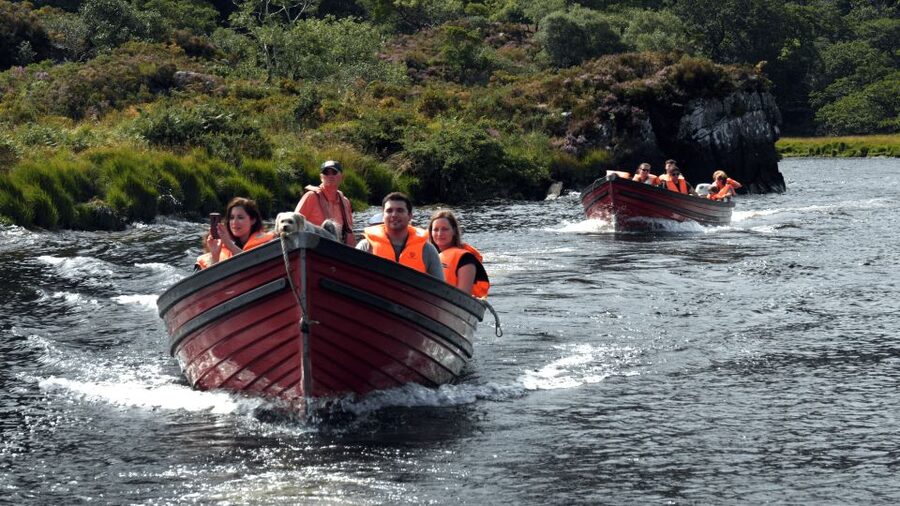 Killarney: Lakes of Killarney Boat Tour with Transfer - Cruising the Lakes of Killarney by traditional boat