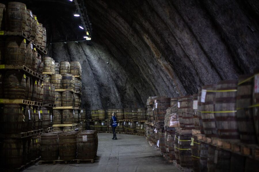 Private rural Ireland whiskey tour with Tullamore D.E.W. - Tullamore Distillery and a modern production story