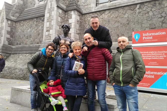 Tour a piedi di Dublino in Italiano - Crossing the Ha’Penny Bridge