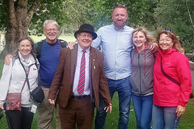 Walking tour in Merrion Square Park with a pint of Guinness Dublin Rogues Tour - Oscar Wilde, his family, and the personal stories