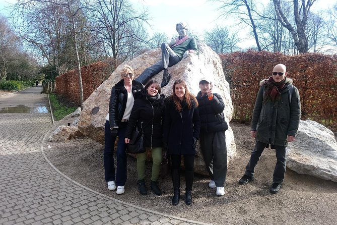 Walking tour in Merrion Square Park with a pint of Guinness Dublin Rogues Tour - The Guinness finish at O’Donoghue’s